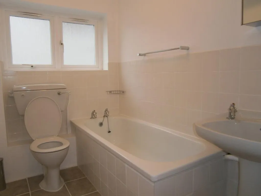 Flat Kenton Road in Greater London