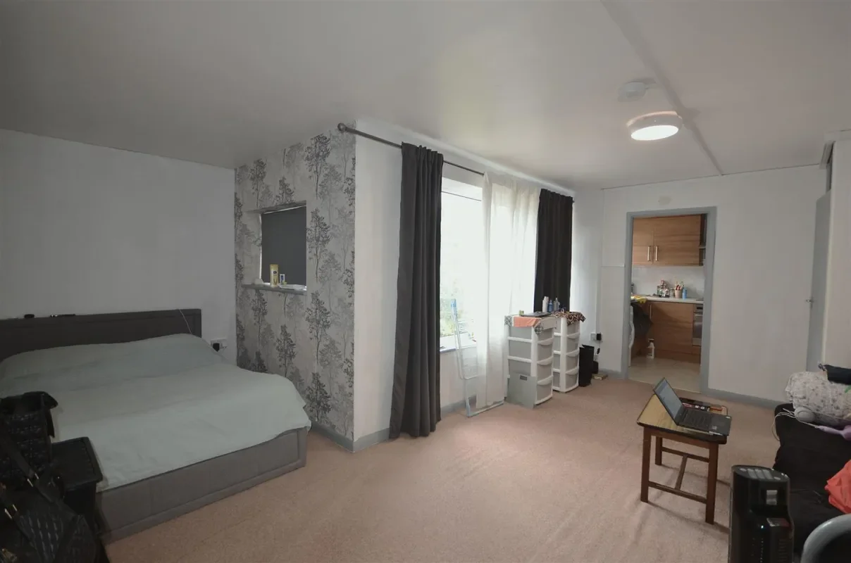 Flat Kenton Road in Greater London