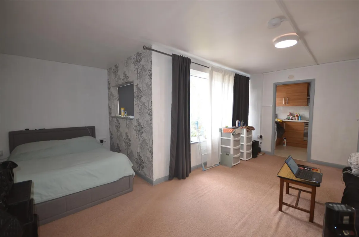 Flat Kenton Road in Greater London