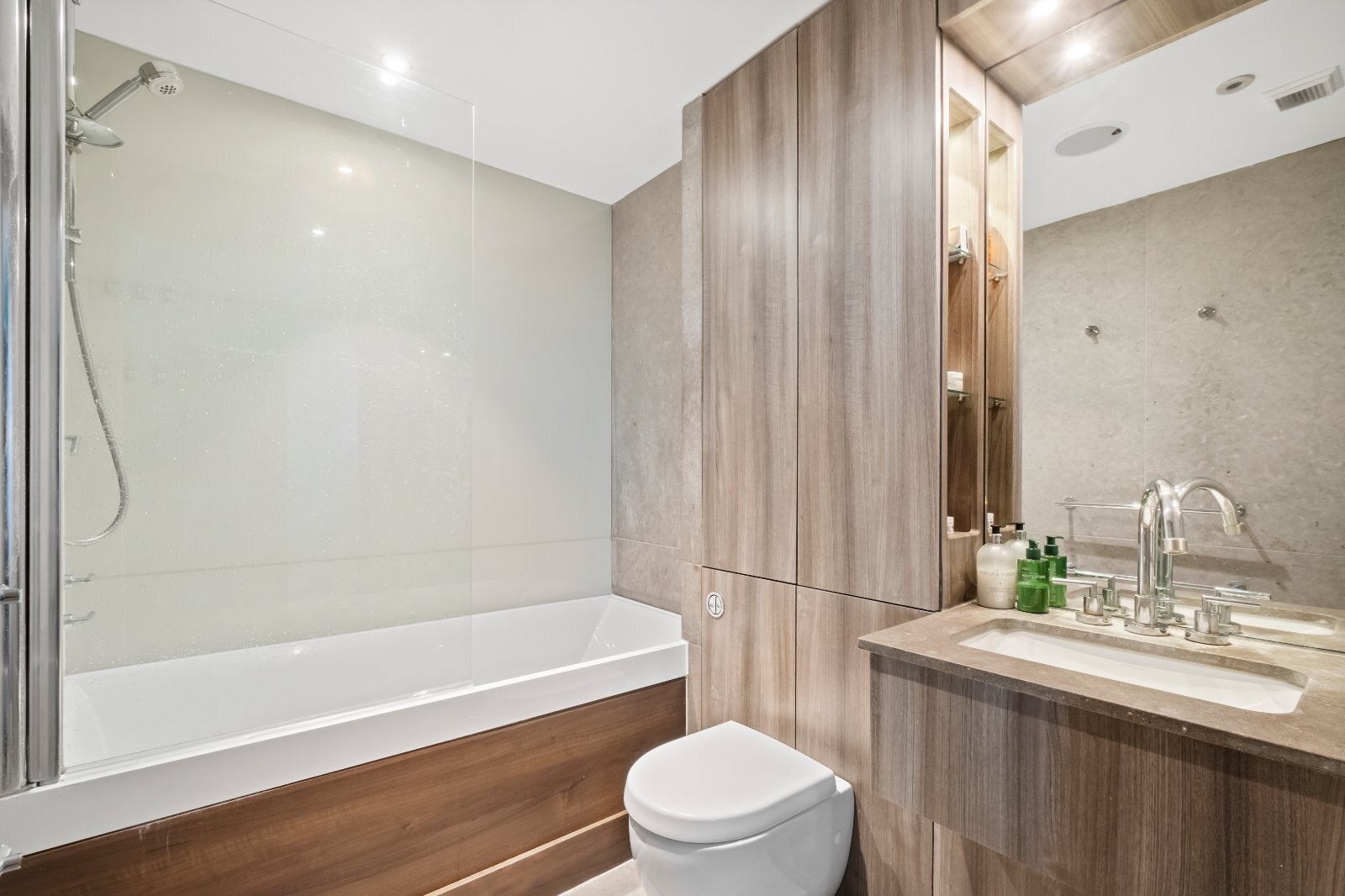 Flat Bridgefoot in Greater London