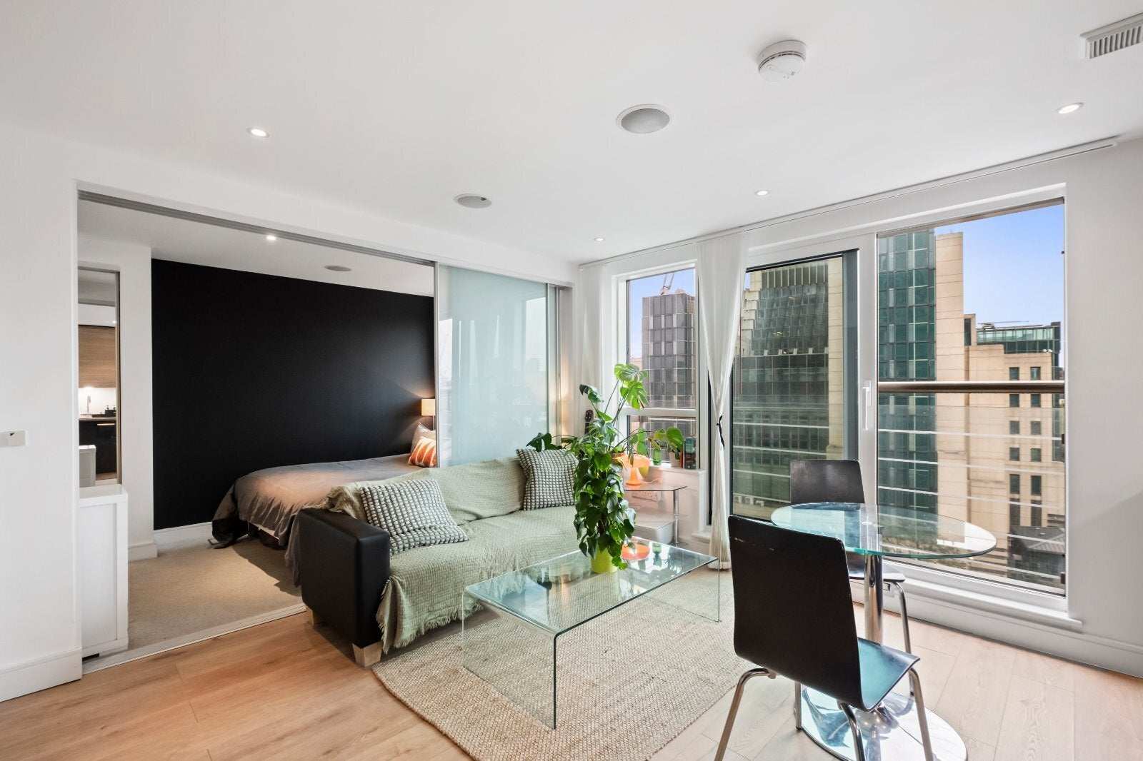 Flat Bridgefoot in Greater London