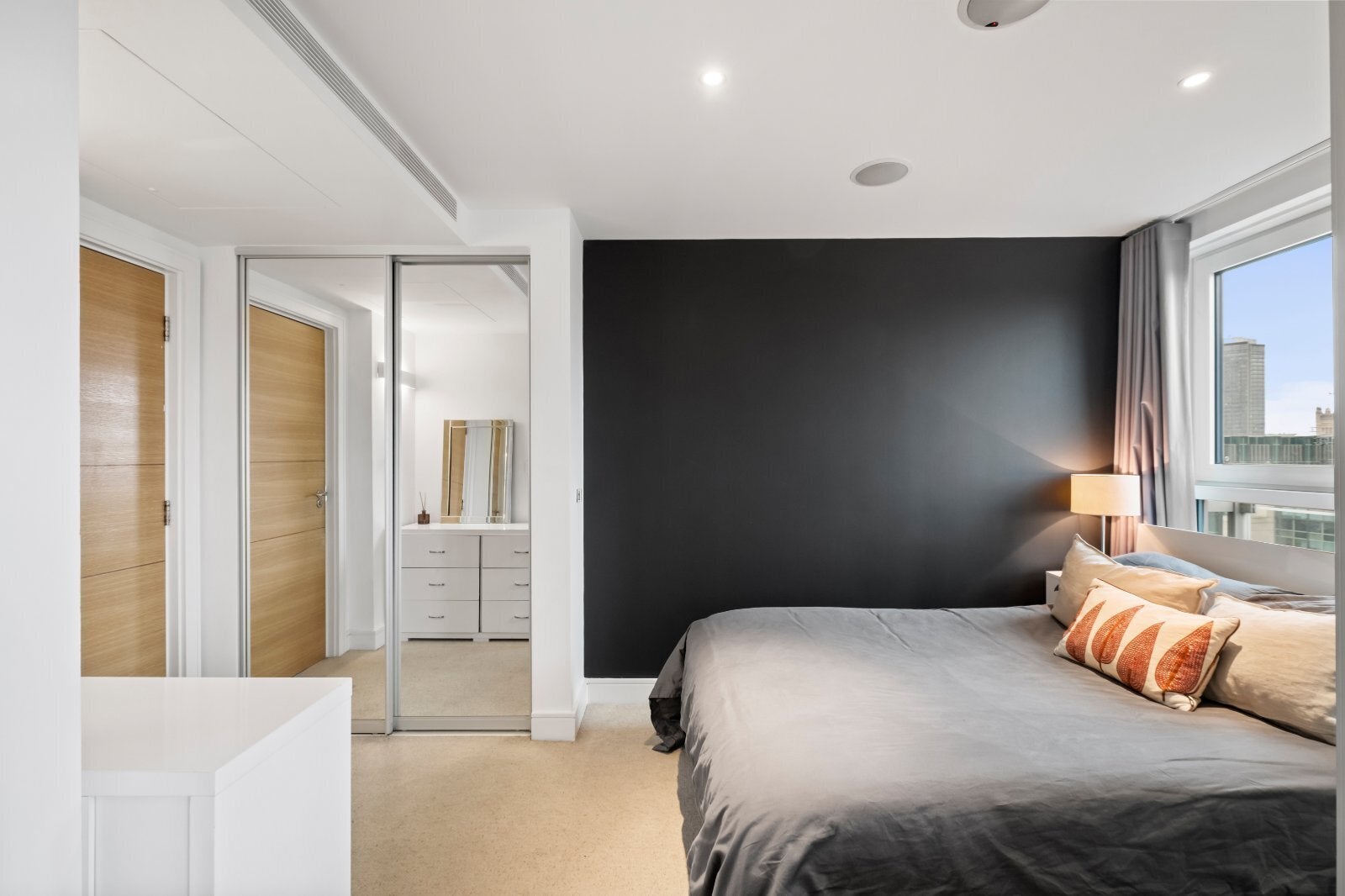 Flat Bridgefoot in Greater London