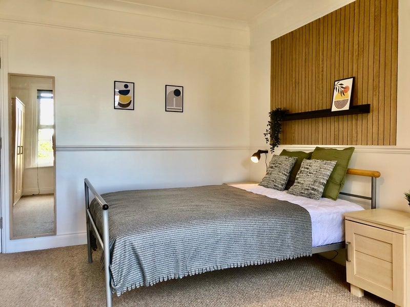 Room Wimborne Road in Poole