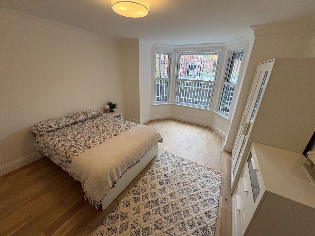 Flat Gauden Road in Greater London