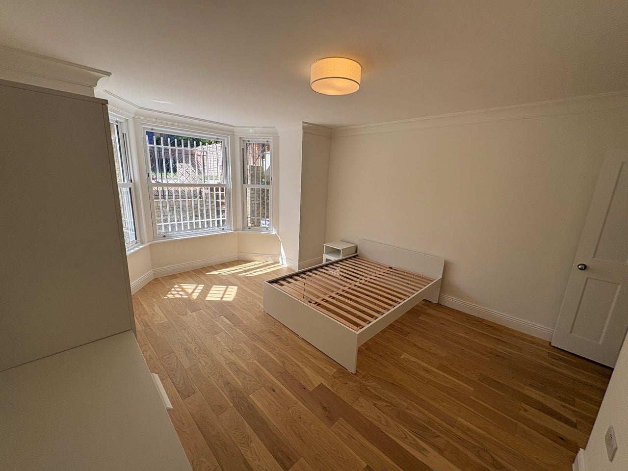 Flat Gauden Road in Greater London