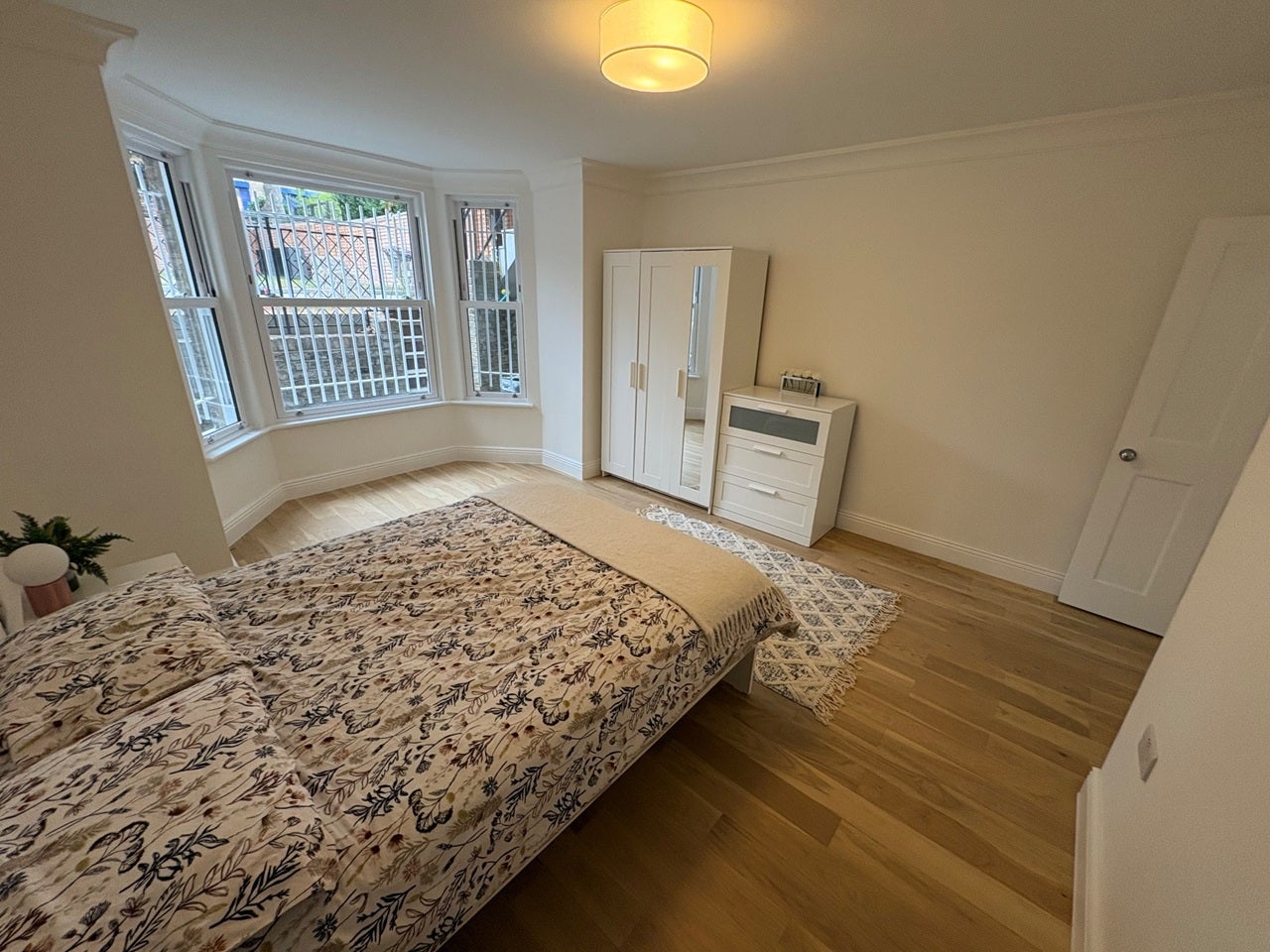 Flat Gauden Road in Greater London