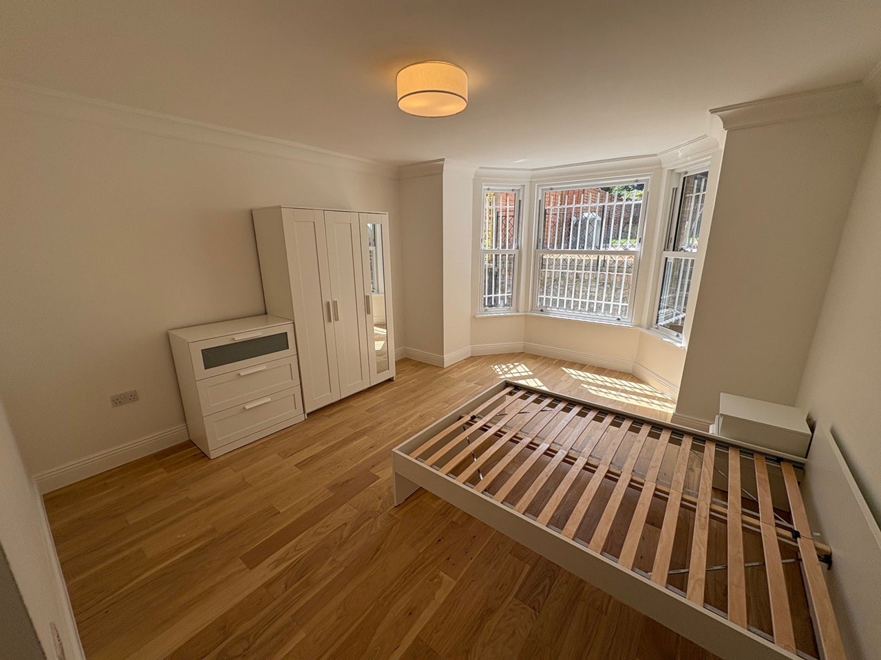 Flat Gauden Road in Greater London