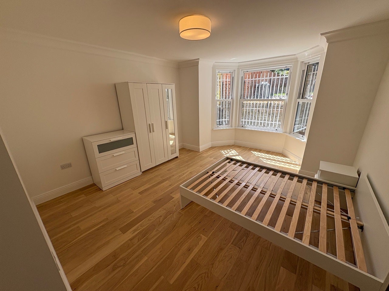 Flat Gauden Road in Greater London