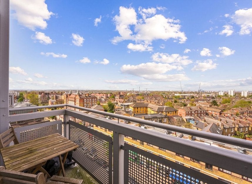 Flat Kintyre Court in Greater London