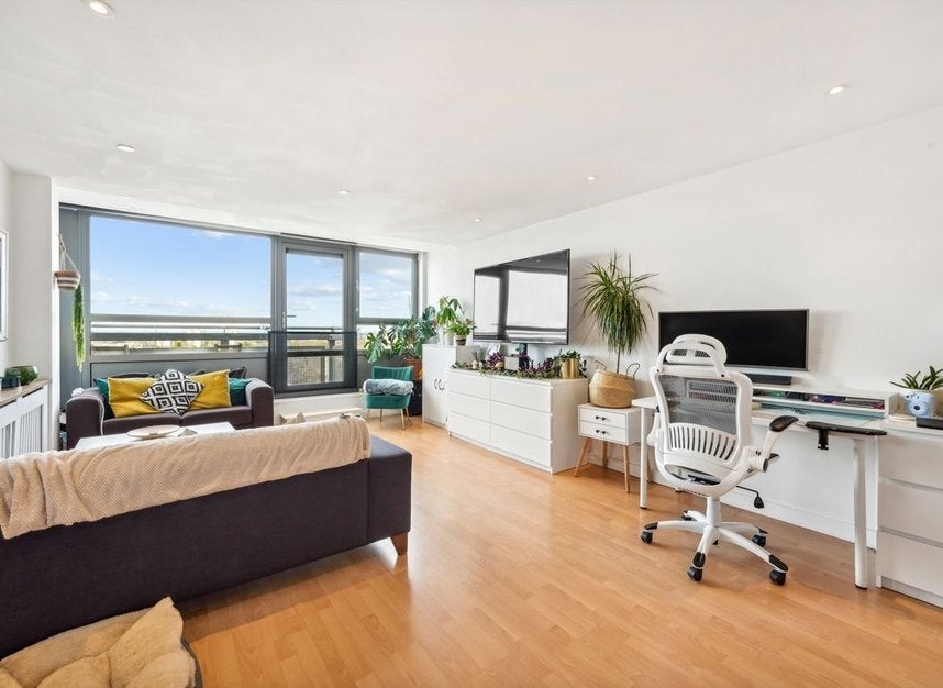 Flat Kintyre Court in Greater London