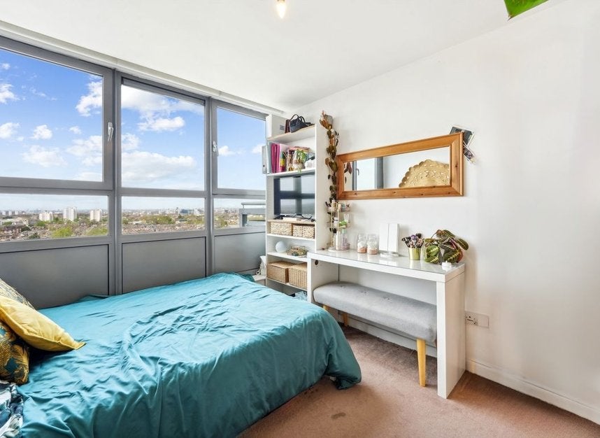 Flat Kintyre Court in Greater London