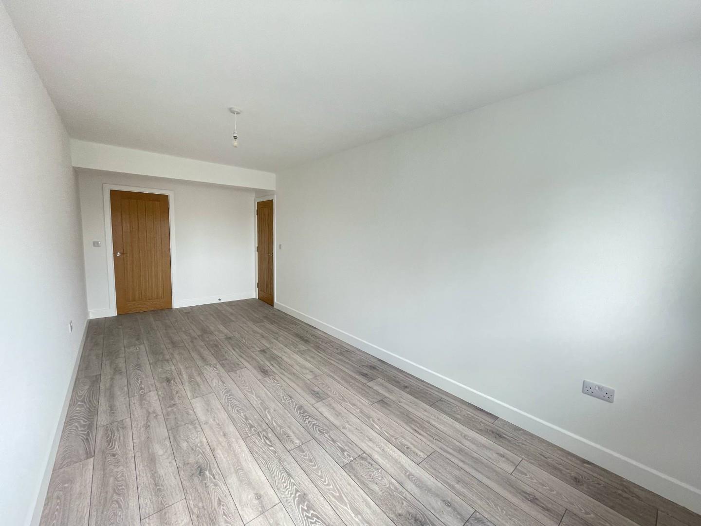 Flat Wellington Way in Waterlooville