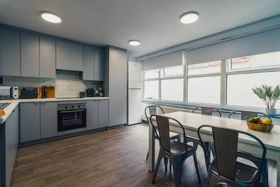 Room Millstone Lane in Leicester