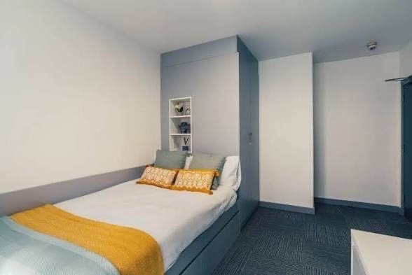 Room Millstone Lane in Leicester