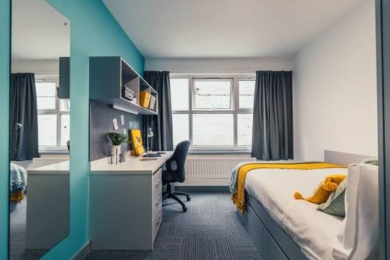 Room Millstone Lane in Leicester
