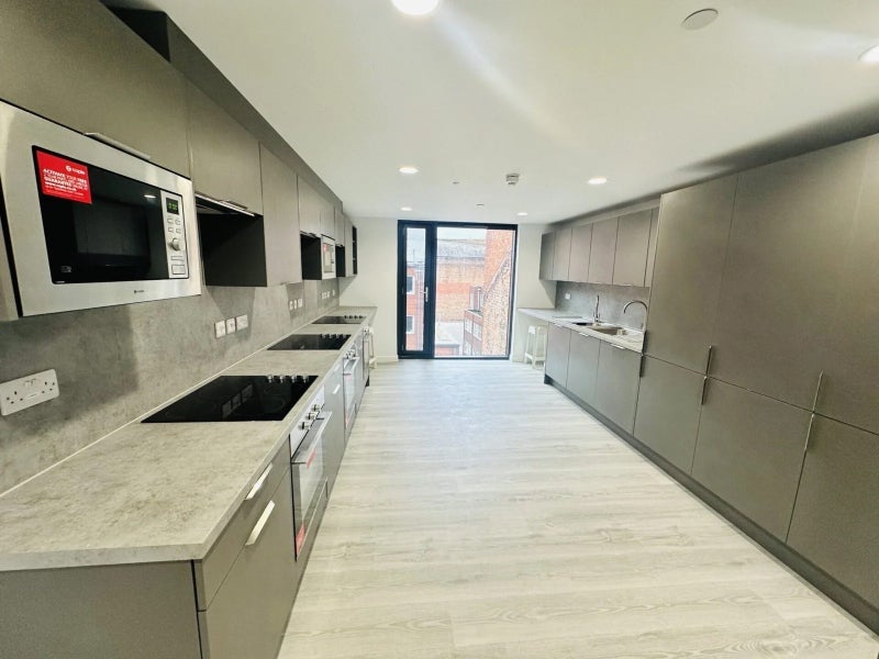 Room Millstone Lane in Leicester
