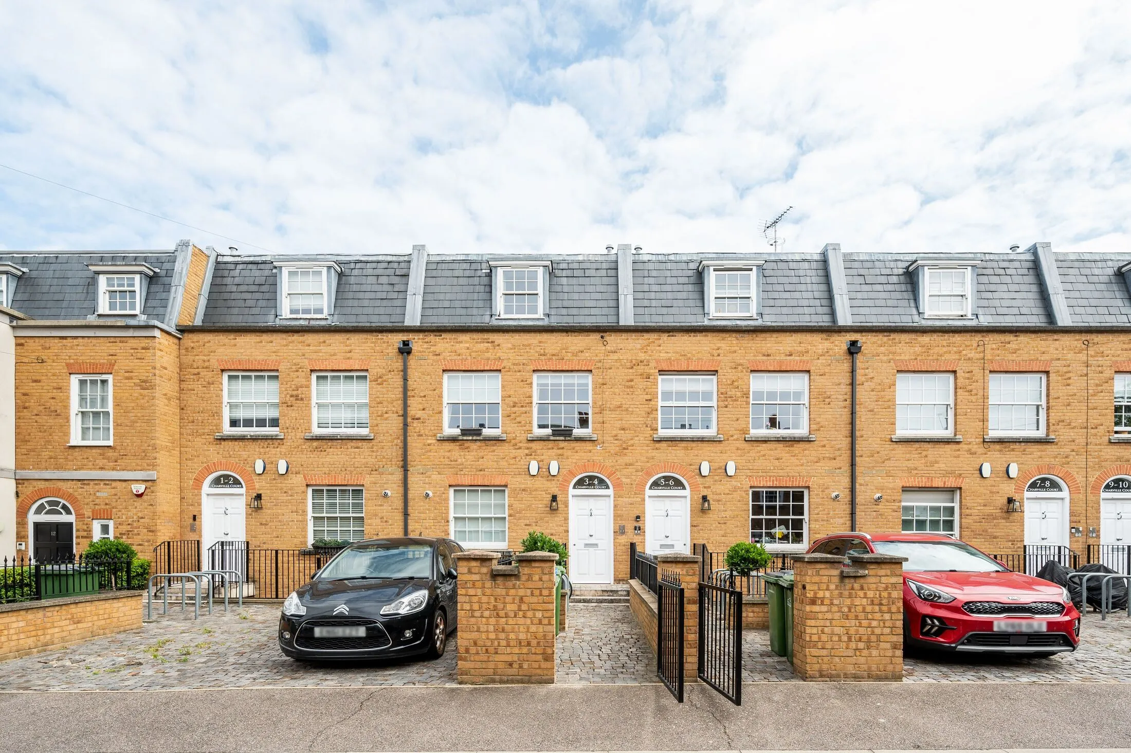 Flat Trafalgar Grove in Greater London