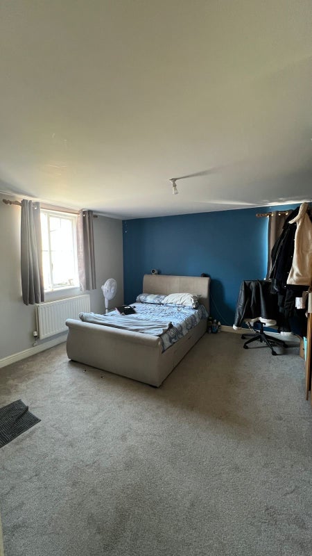 Room Chervil Close in Manchester