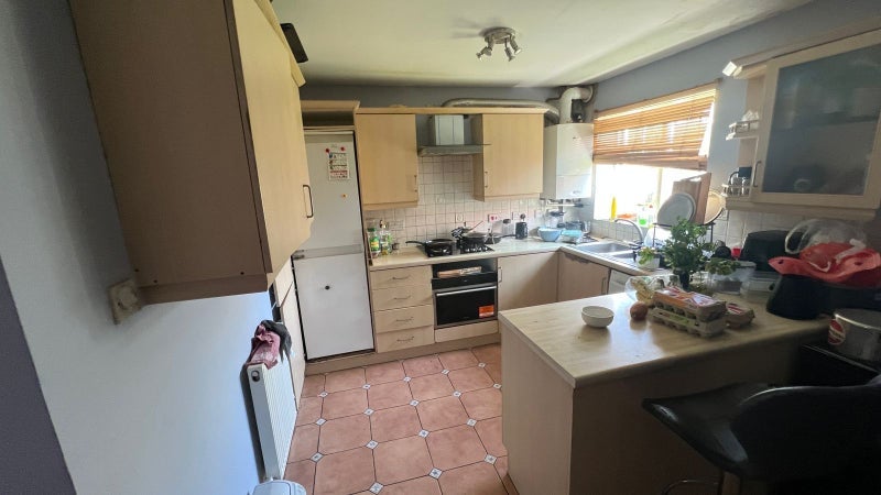 Room Chervil Close in Manchester
