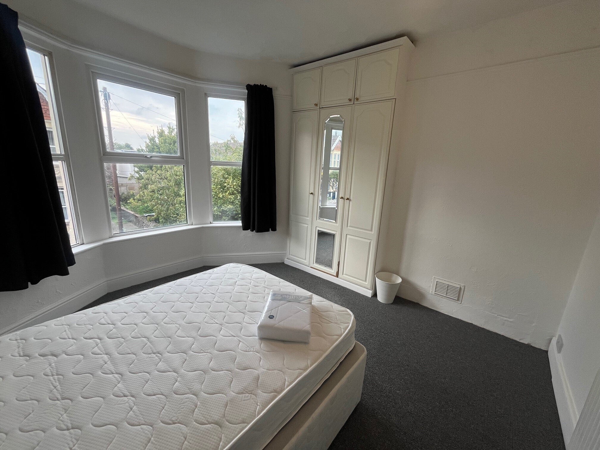 Room Hinton Road in Bristol