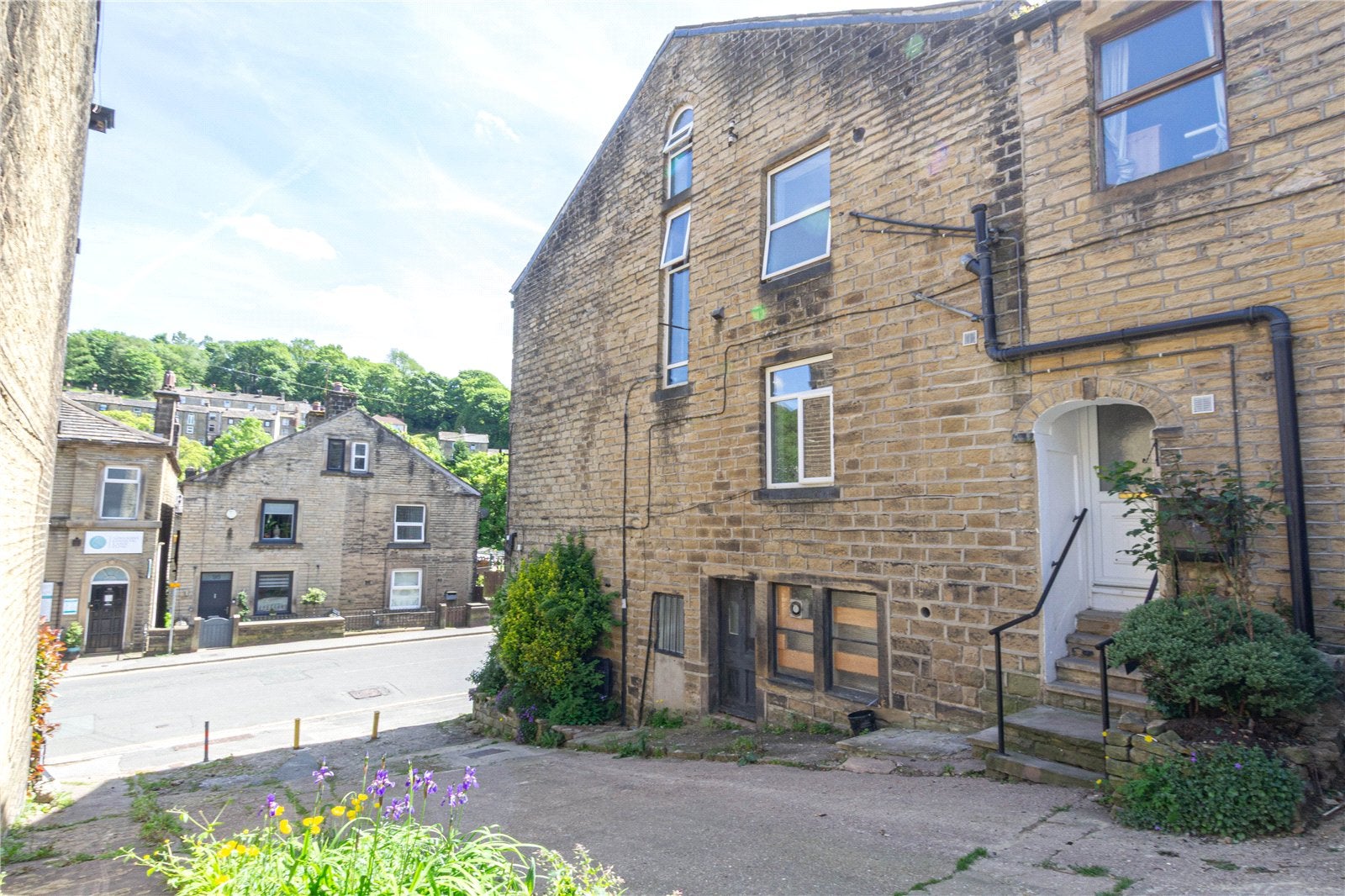 Flat Huddersfield Road in Calderdale