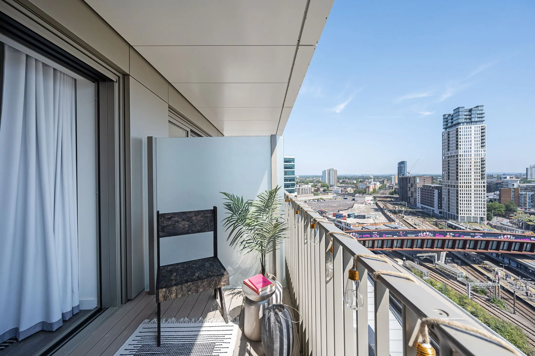 Flat Montfichet Road in Greater London