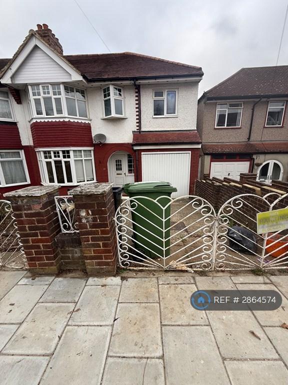 House Clayhill Crescent in Greater London