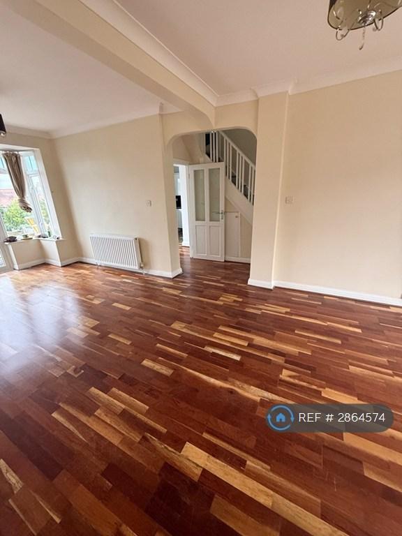 House Clayhill Crescent in Greater London