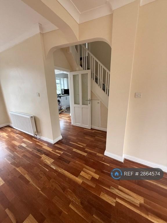 House Clayhill Crescent in Greater London