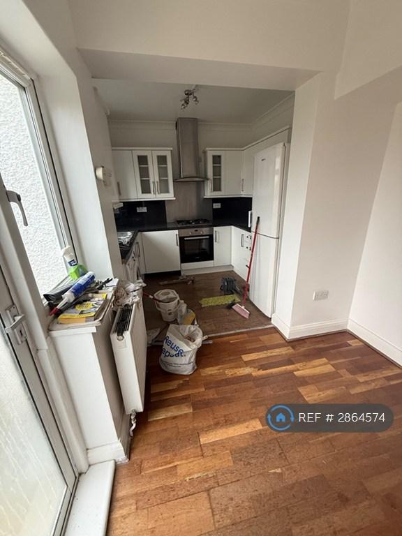 House Clayhill Crescent in Greater London