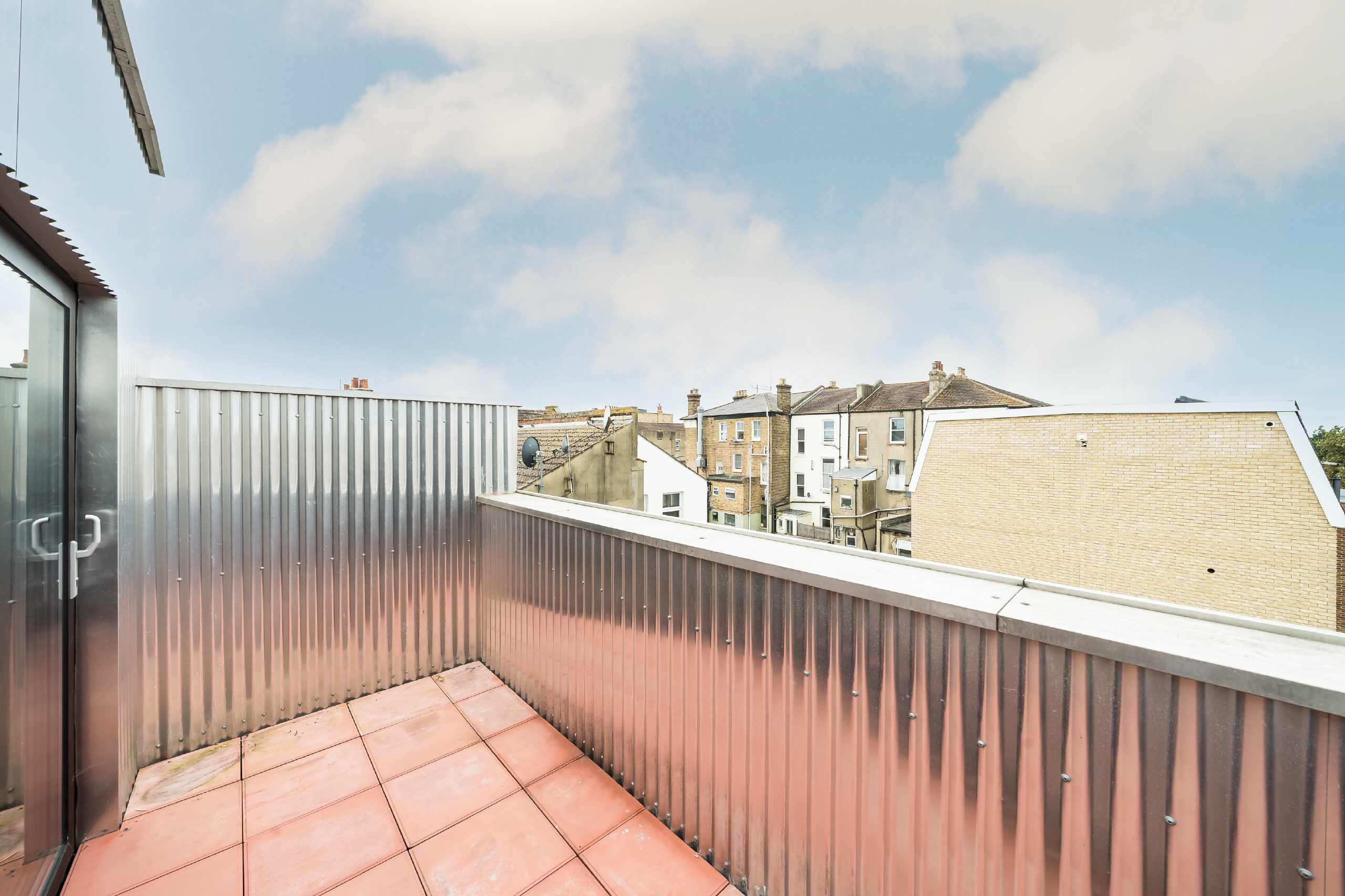 Flat Sandra Court in Greater London