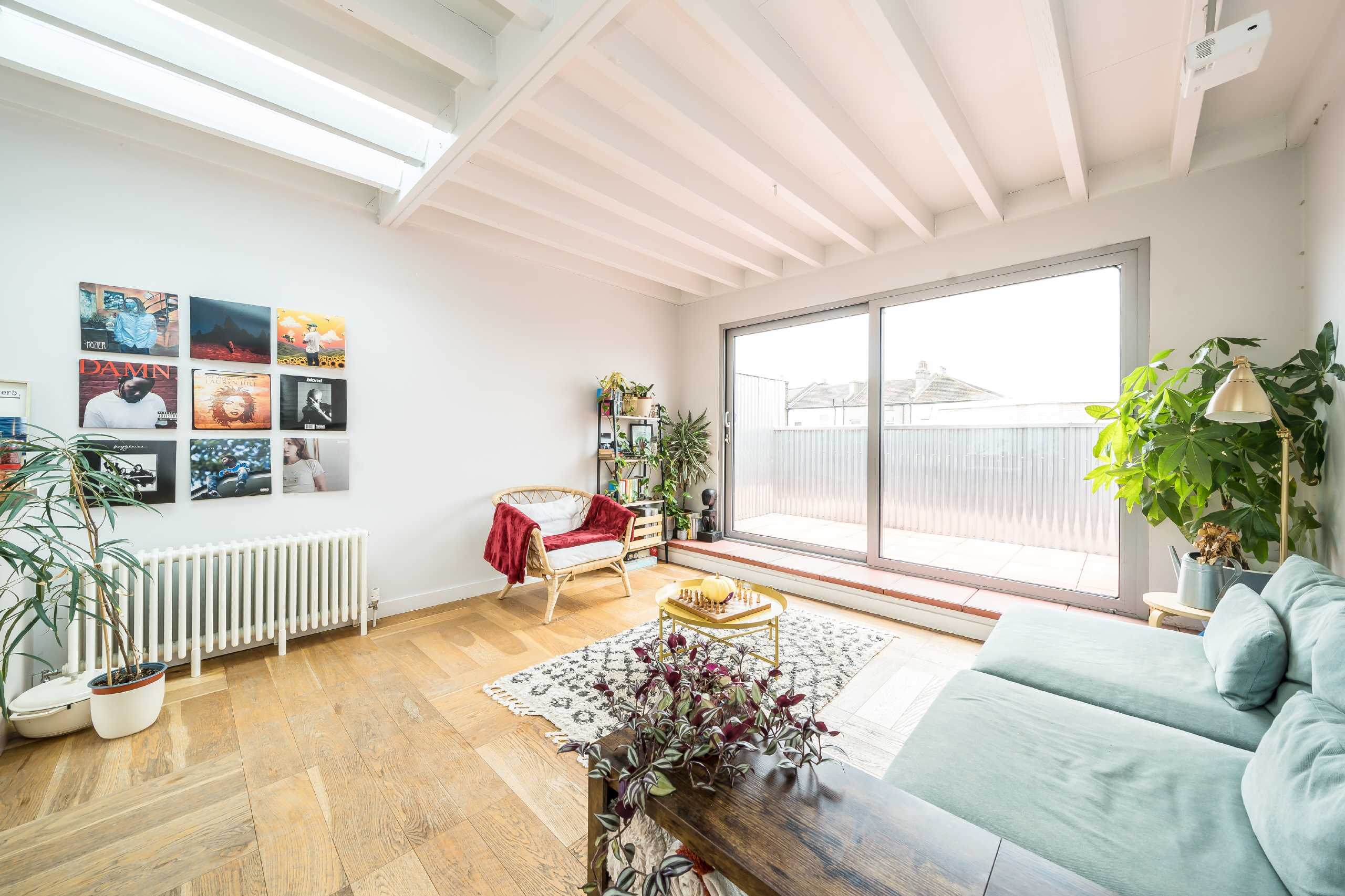 Flat Sandra Court in Greater London