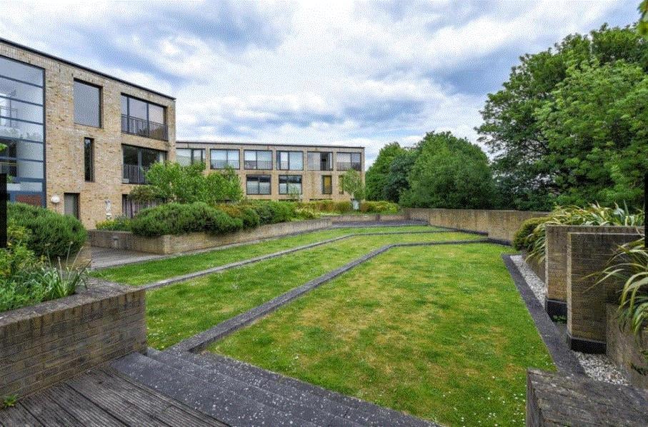 Flat Watermill Way in Greater London