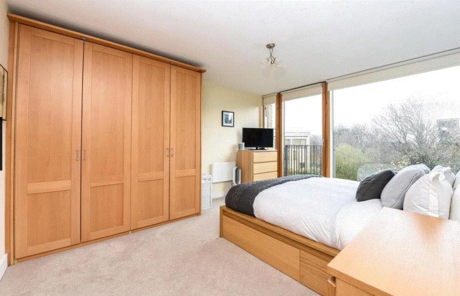 Flat Watermill Way in Greater London
