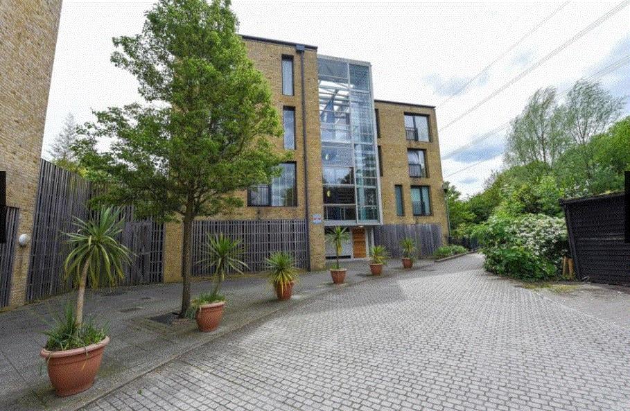 Flat Watermill Way in Greater London