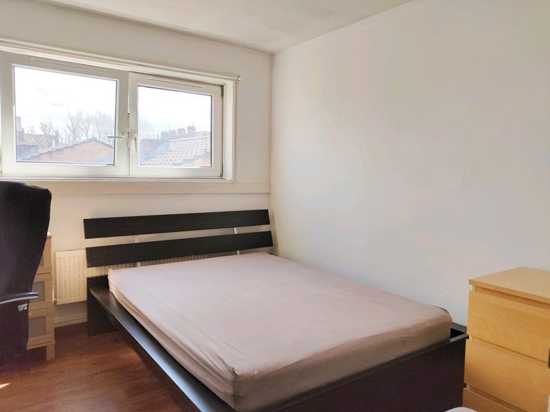 Room Salisbury Close in Greater London