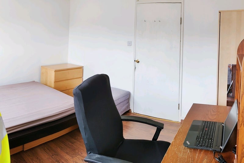 Room Salisbury Close in Greater London