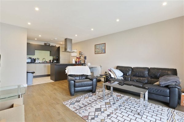Flat Cordelia Street in Greater London