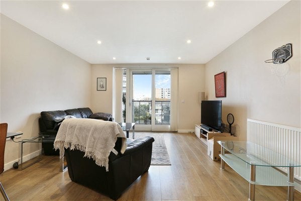 Flat Cordelia Street in Greater London