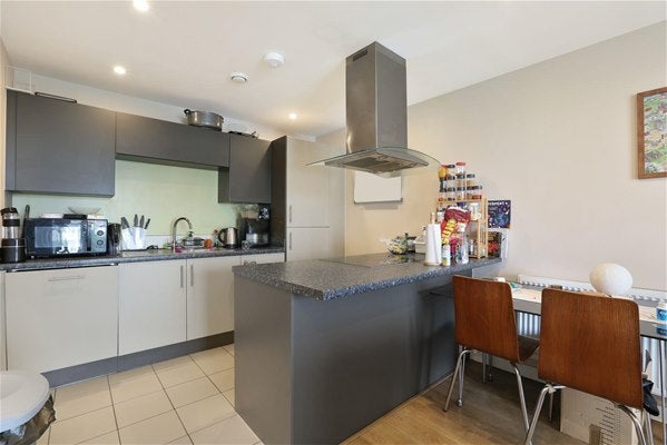 Flat Cordelia Street in Greater London