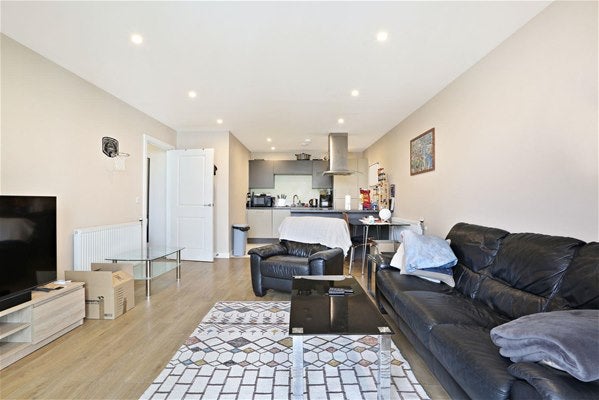 Flat Cordelia Street in Greater London