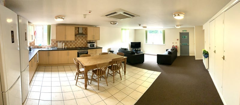 Room Lawefield Lane in Wakefield