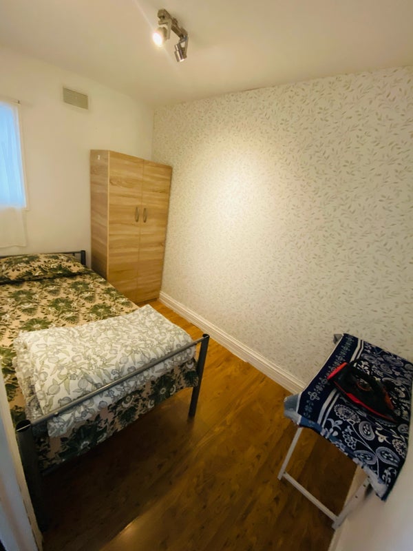 Room Station Road in Greater London