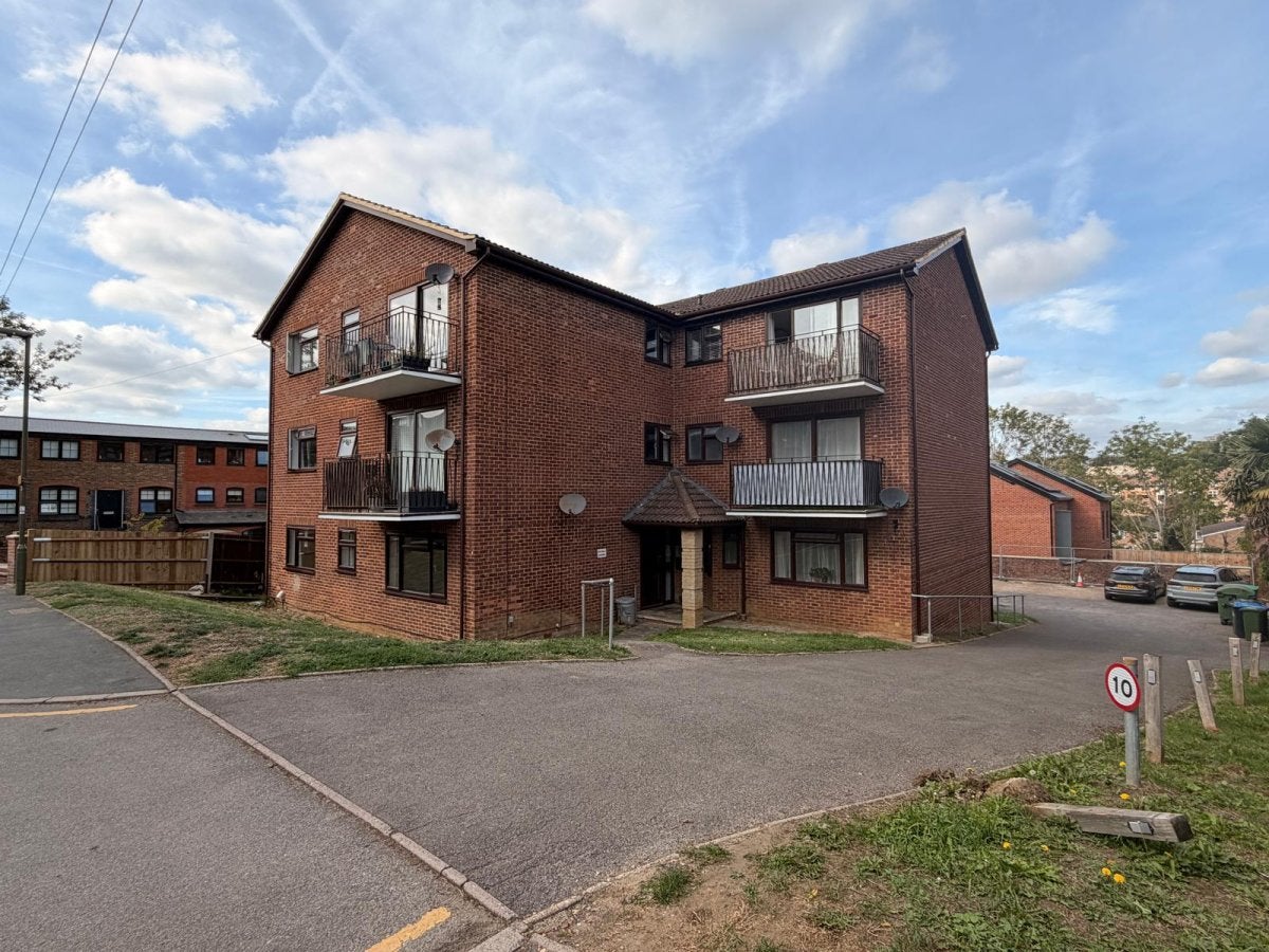 Flat Oakdene Road in Reigate and Banstead