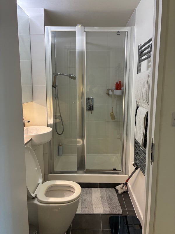 Room Honour Lea Avenue in Greater London