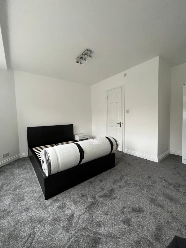 House Gunnersbury Avenue in Greater London