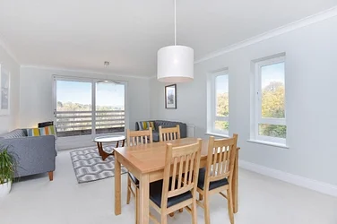 Flat Woodclyffe Drive in Greater London