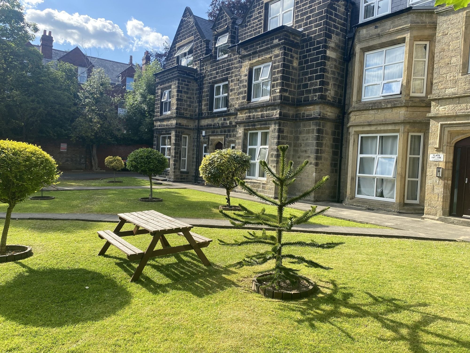 Flat North Hill Road in Leeds