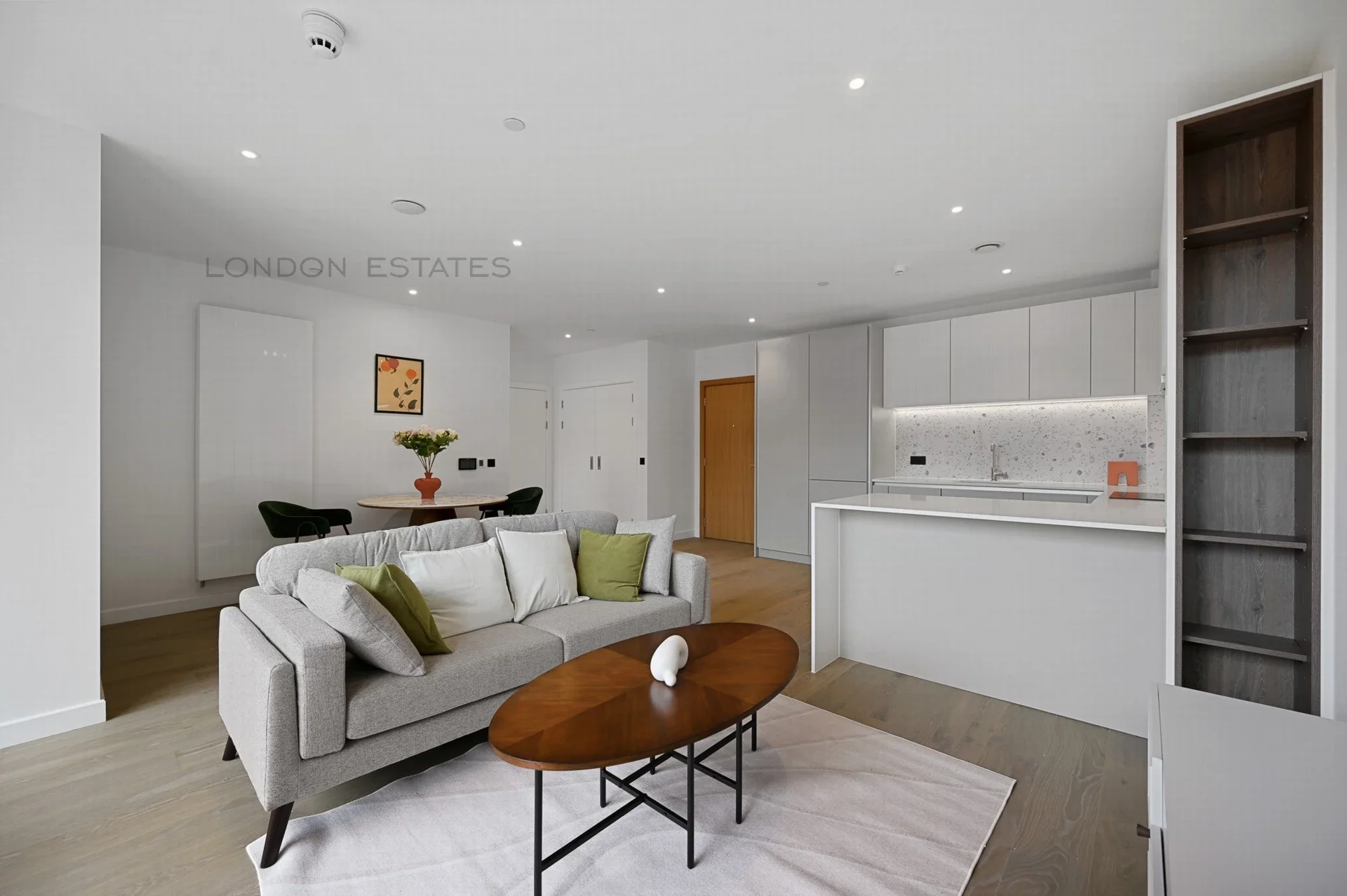 Flat Carnwath Road in Greater London