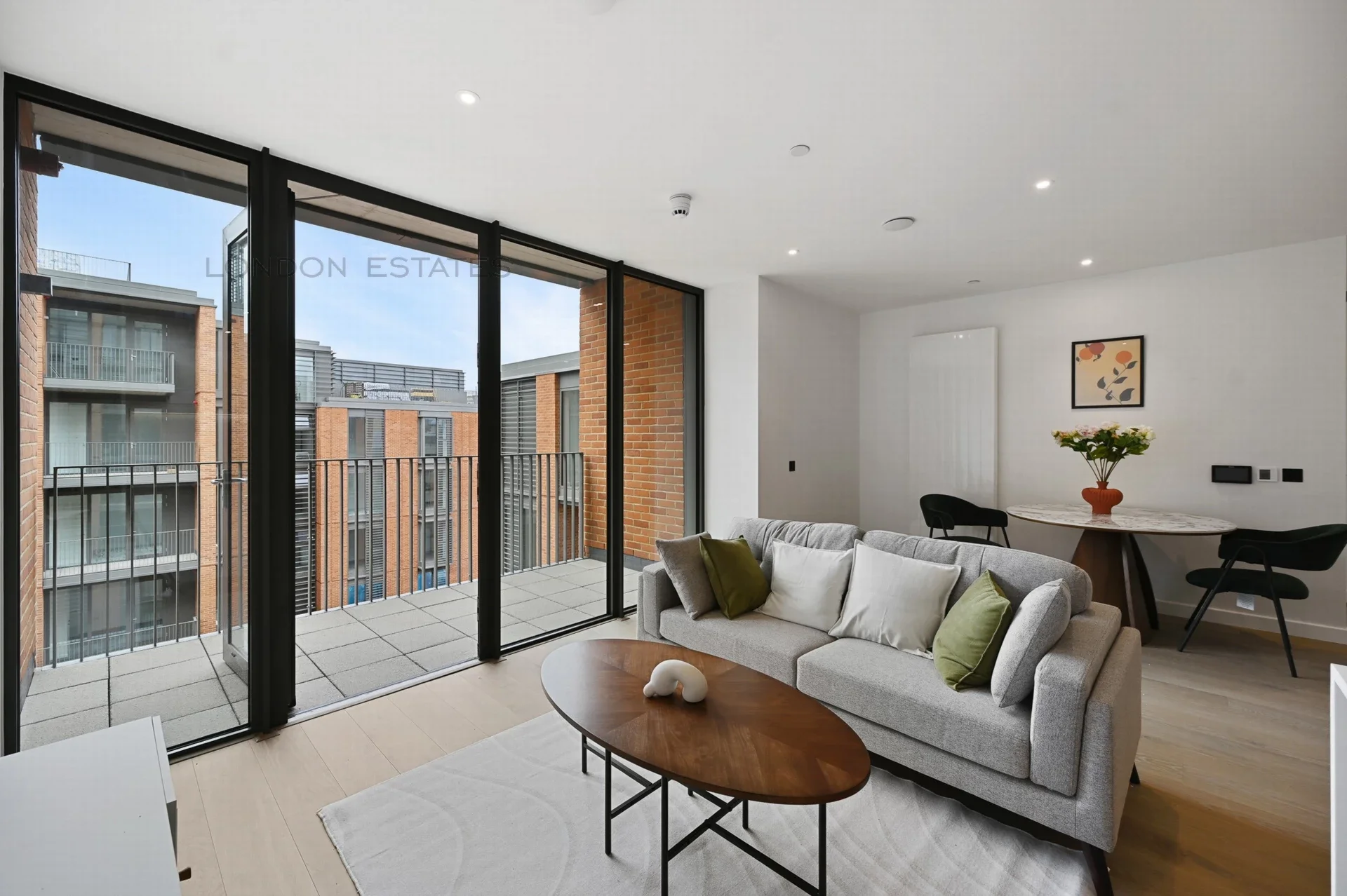 Flat Carnwath Road in Greater London